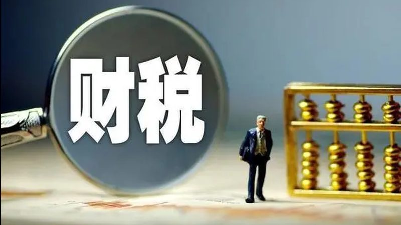 企业在申请专利时，应根据以下因素进行选择：